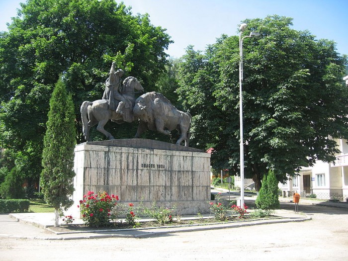Monumentul statuar Dragos Voda si Zimbrul din Campulung Moldovenesc