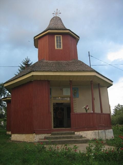 Biserica din lemn Sfintii Voievozi din Racoasa