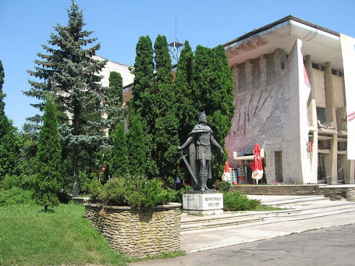 Statuia lui Petru I Musat din Suceava